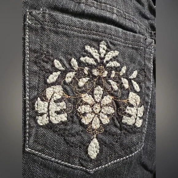 CHICOS Platinum Blue Jeans with Blue Floral Embroidered Back Pockets - Picture 6 of 11